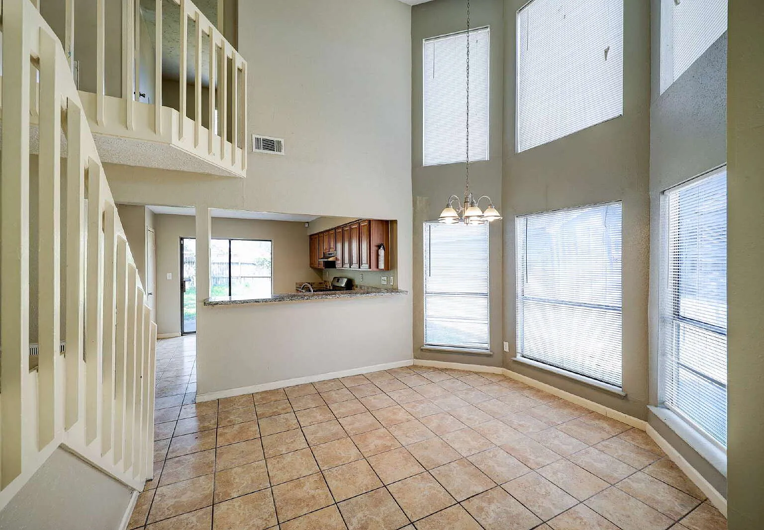 4 bed, 2.0 bath, 1955 sqft, $1,895 — Photo 3