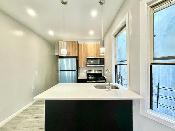 3rd image of 486 Mercer St