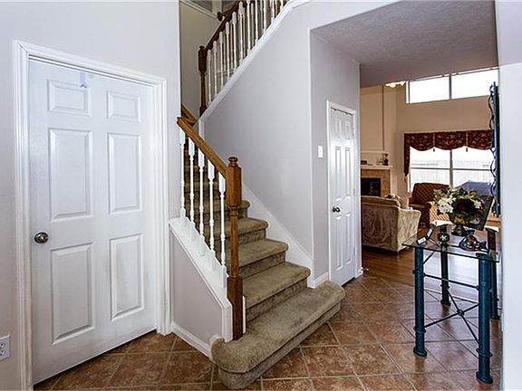 Beautiful Entry with tile set on the diagonal