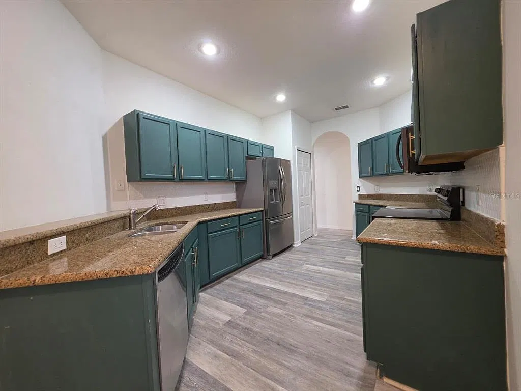 3 bed, 2.0 bath, 1950 sqft, $2,300 — Photo 4