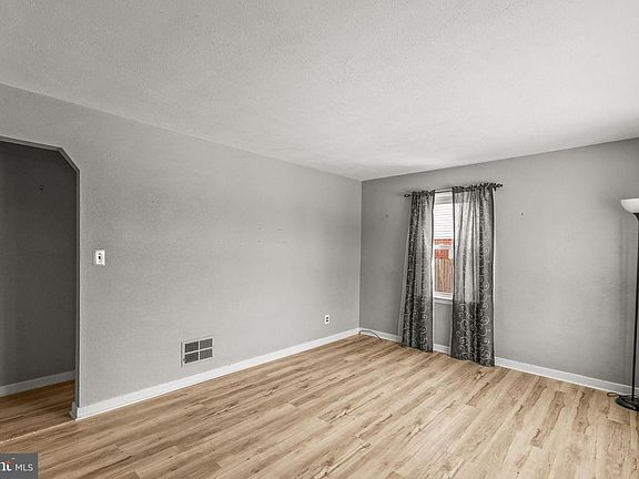 4th image of 102 Rockwood Ave