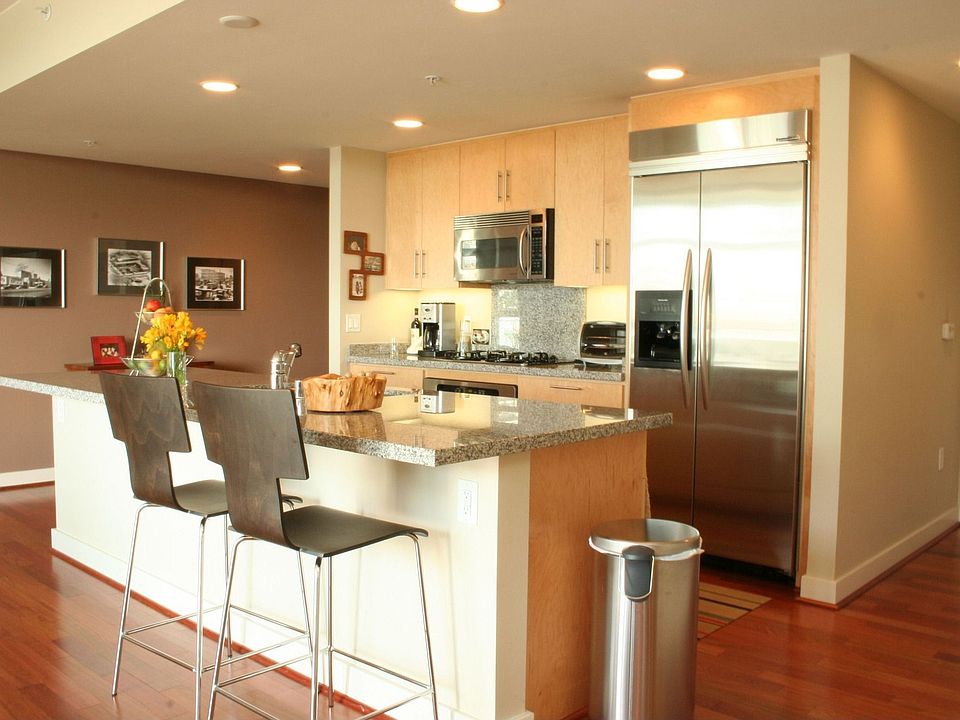 Upgraded Kitchen 10 foot Island