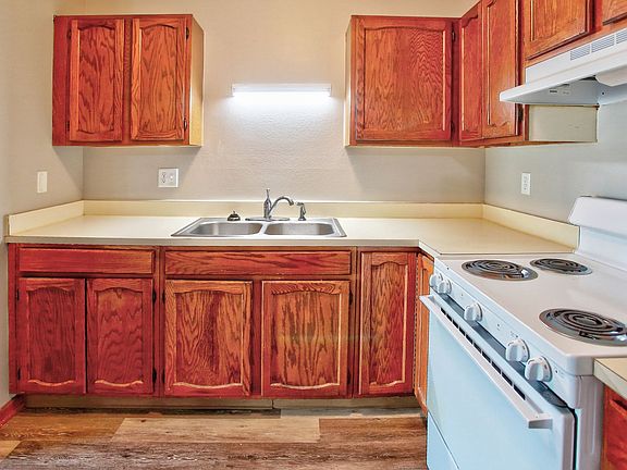 5th image of 411 Stratford Way #3