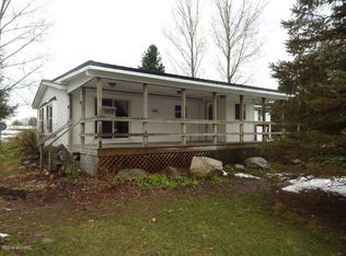1484 N Warner Ave, White Cloud, MI 49349