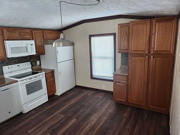 Kitchen appliances included