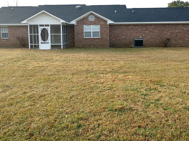 2555 Nicholson Dr — Photo 2