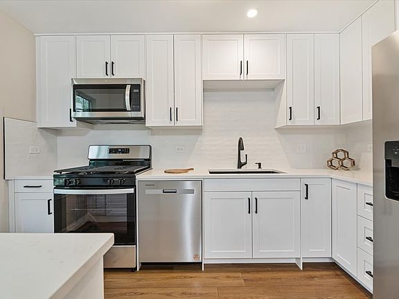 3rd image of 838 W Saint Johns Pl