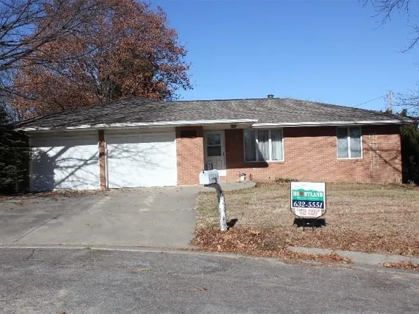 1319 Sunrise Cir, Clay Center, KS 67432