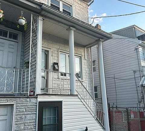 2nd image of 418 W Oak St
