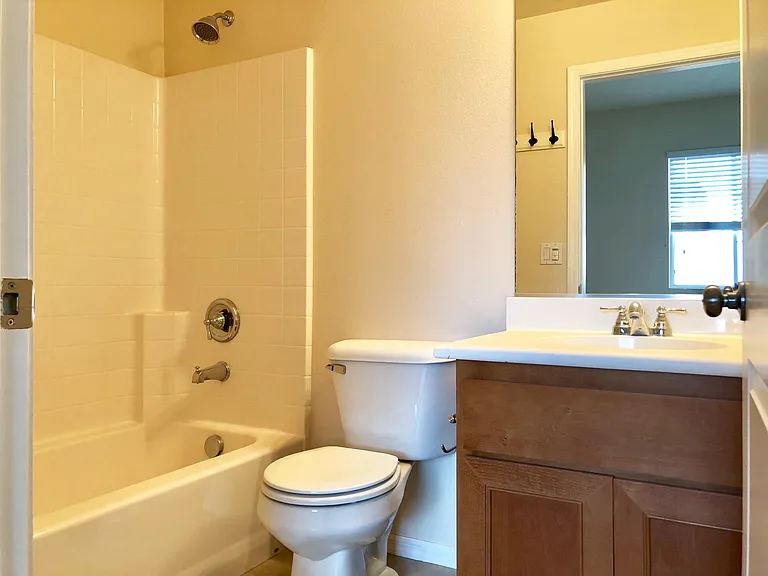 Bedroom 2 Bathroom with Bathtub