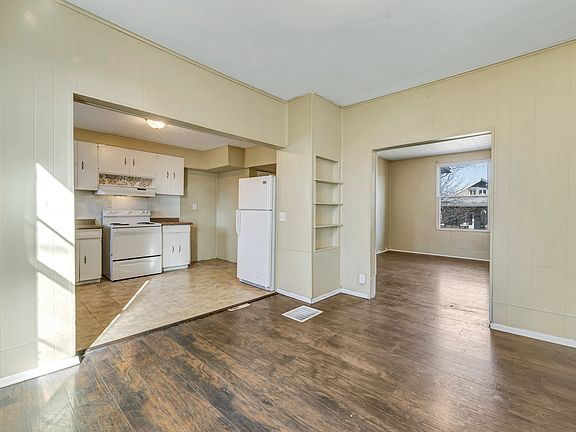 3rd image of 4752 Dahlia Ave