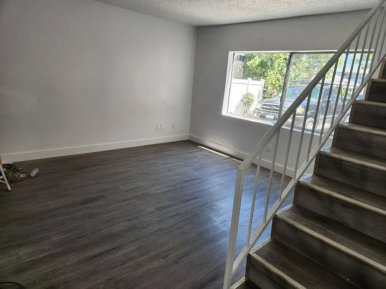 1119 W Broadway — Photo 7