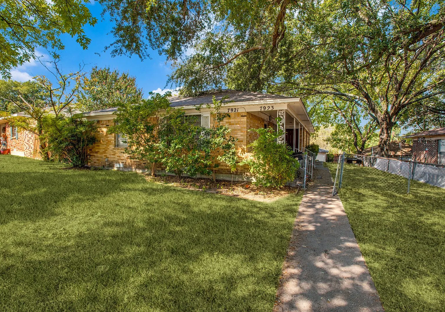 Cozy 2 Bed, 1 Bath Home with Mature Trees in Claremont, Dallas - Available for Lease! — Photo 1