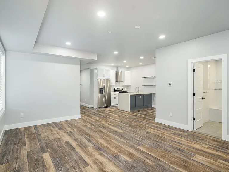 342 W Queen Ln #6 — Photo 1