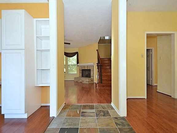 3rd image of 522 Earls Court Dr