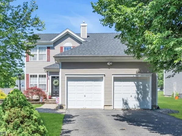 35 Musky Ridge Dr, Hackettstown Town, NJ 07840