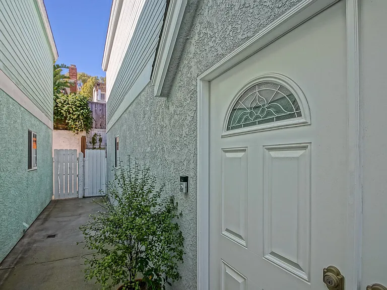 1543 Stanford Ave — Photo 2