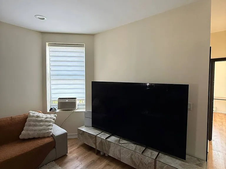 47 47th St #6 — Photo 11
