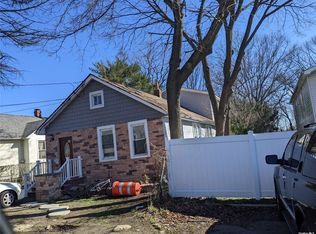 19 Grand Pl, Huntington Station, NY 11746
