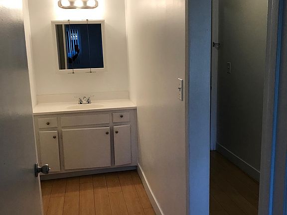 2nd image of 840 Venice Blvd APT 18