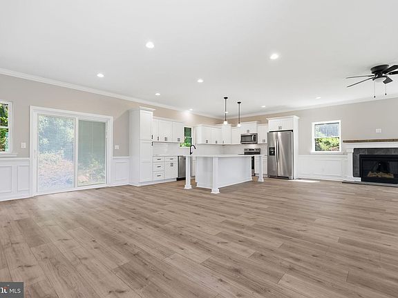 4th image of 891 Reading Ave