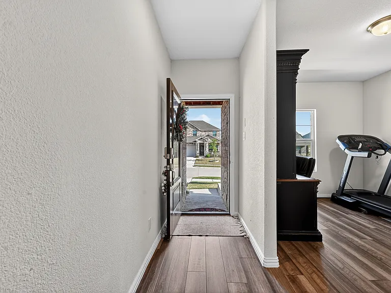 210 Briarwood Ln — Photo 11