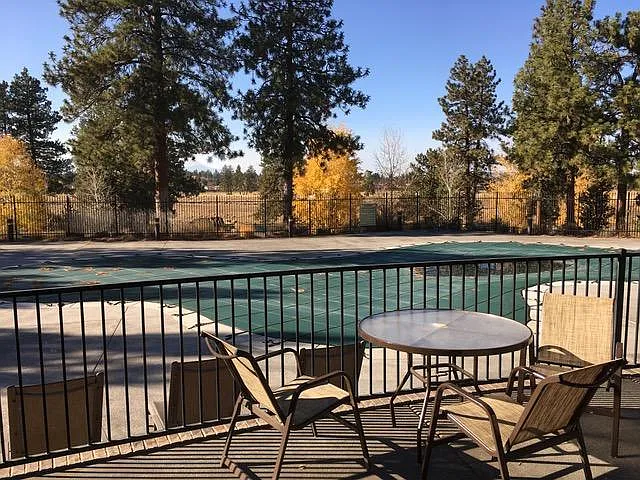 Community pool, jacuzzi, children's pool