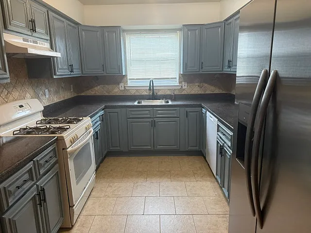 3 bed, 2618 sqft, $2,400 — Photo 2