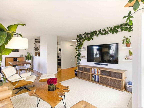 5th image of 1053 Balmoral Rd #302