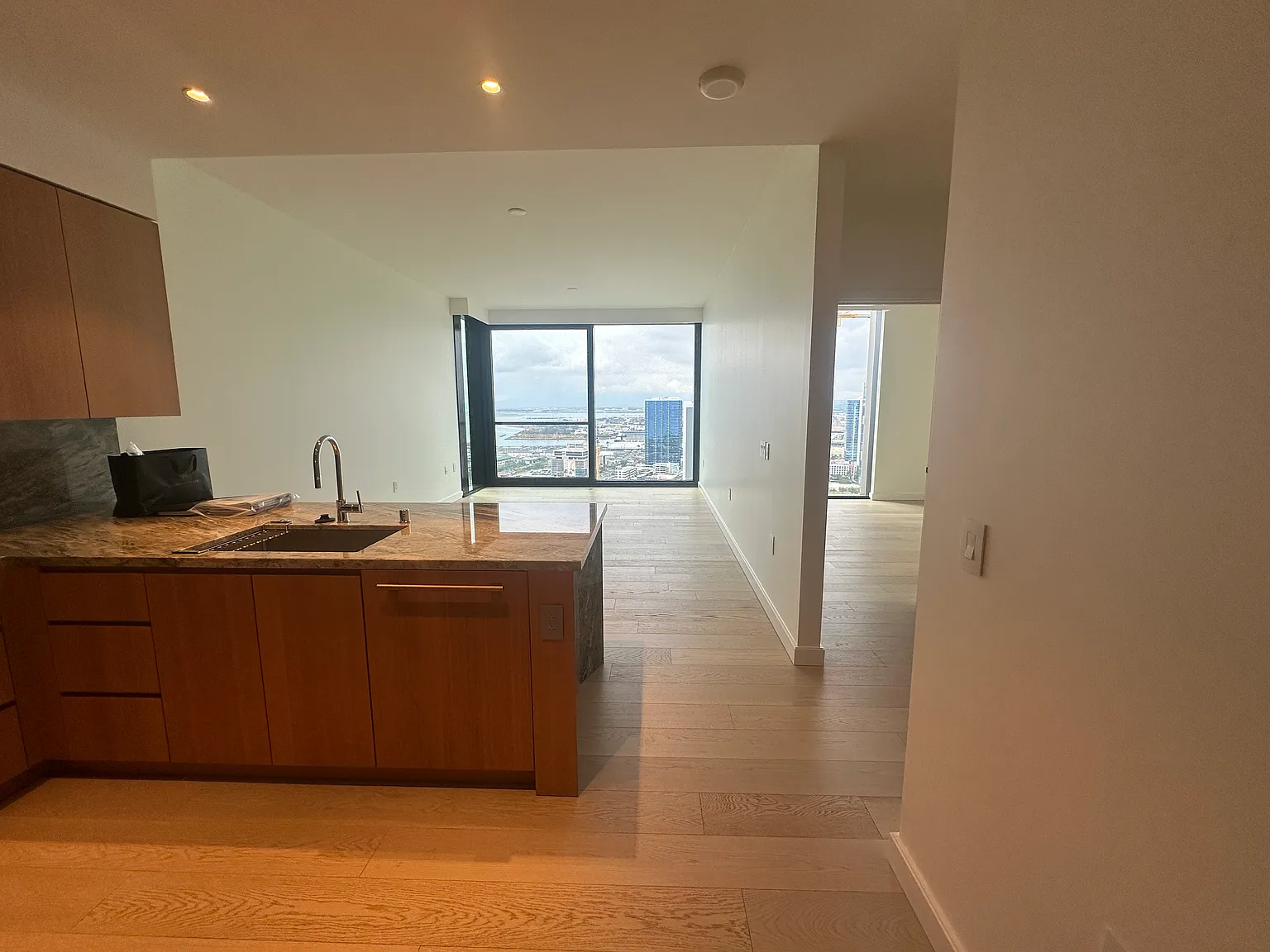1 bed, 752 sqft, $6,000 — Photo 2