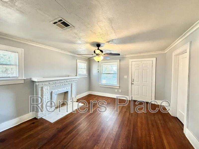 3 bed, 1.0 bath, 1304 sqft, $1,295 — Photo 3