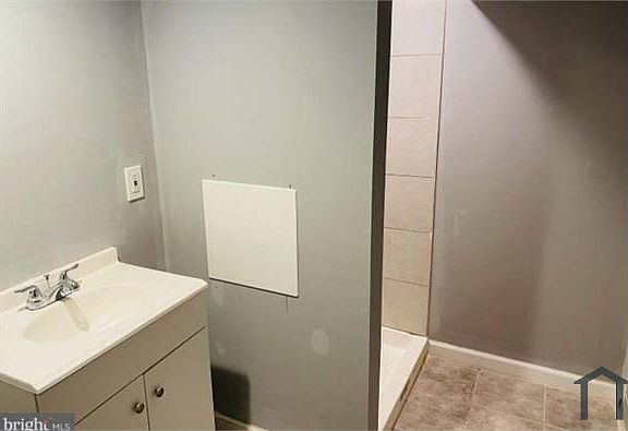 5th image of 6142 Ludlow St #C