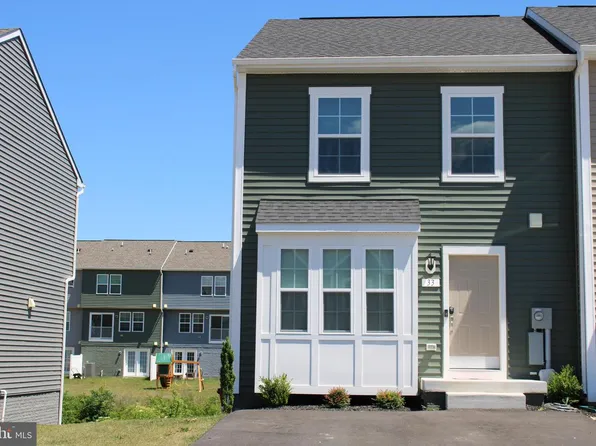 33 Scrub Pine Ct, Bunker Hill, WV 25413