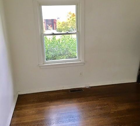 5th image of 215 E 36th St