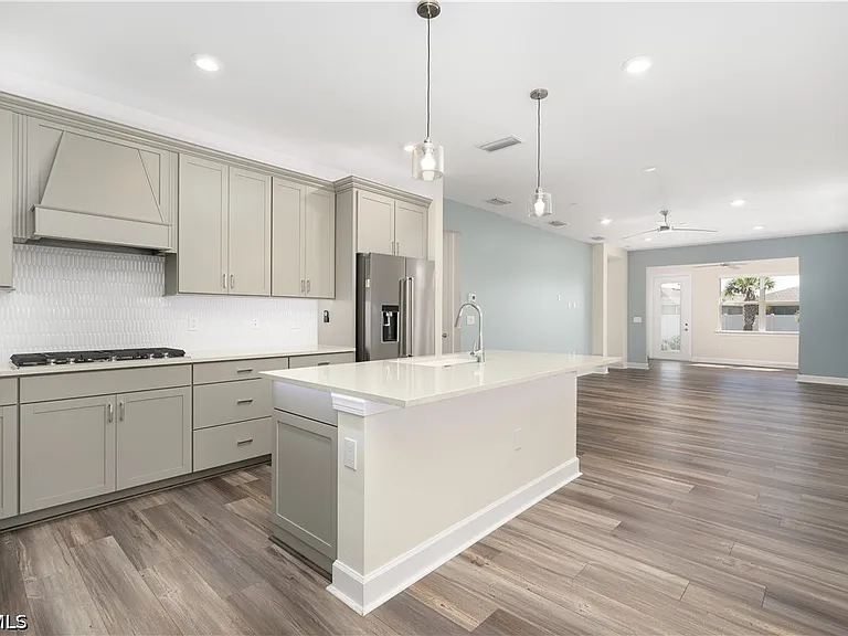 42186 Edgewater Dr — Photo 2