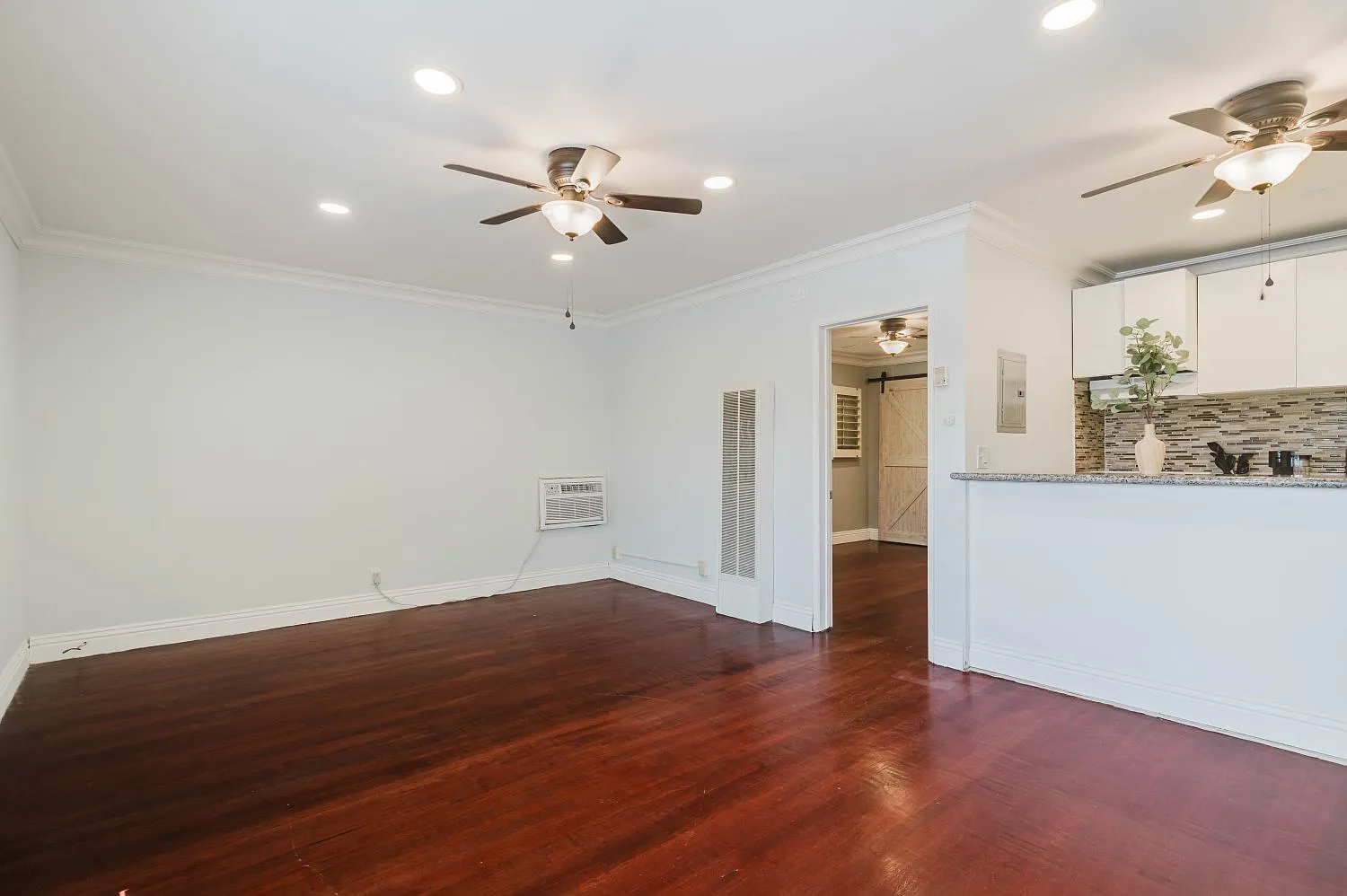 9031 Phyllis Ave — Photo 3