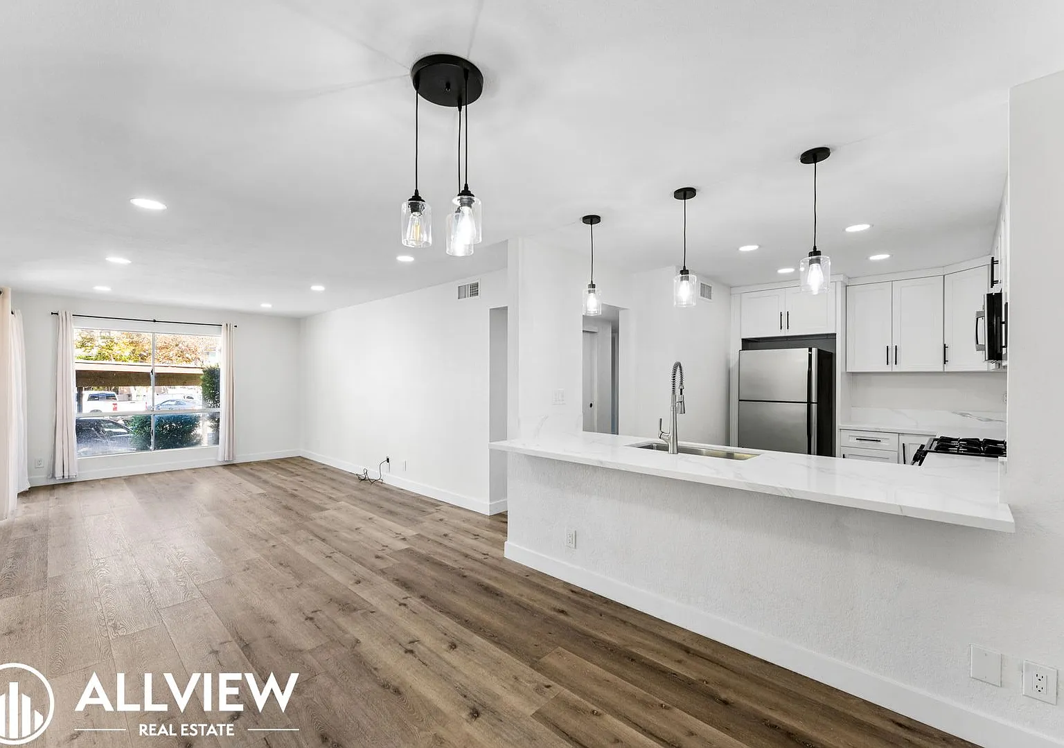 Beautifully Remodeled 2 bed/1 bath condo available now! — Photo 1