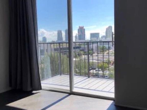 5th image of 899 West Ave #9-L
