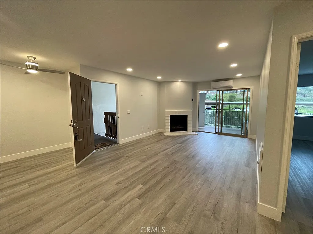 2 bed, 906 sqft, $3,950 — Photo 4