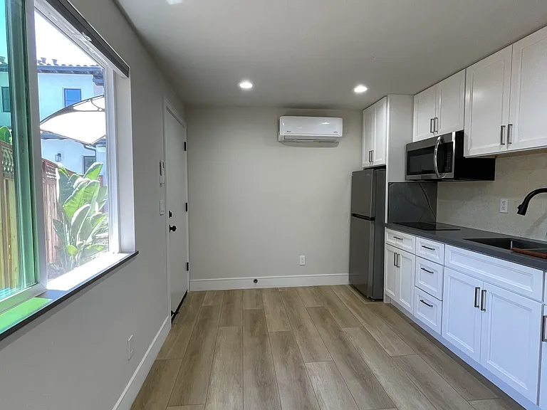 2525B Waverley St — Photo 6