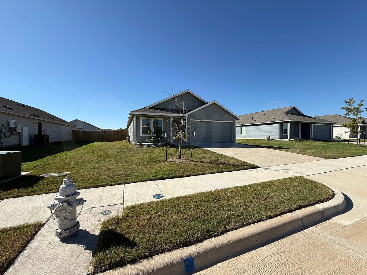 3 bed, 2.0 bath, 1474 sqft, $1,999 — Photo 3
