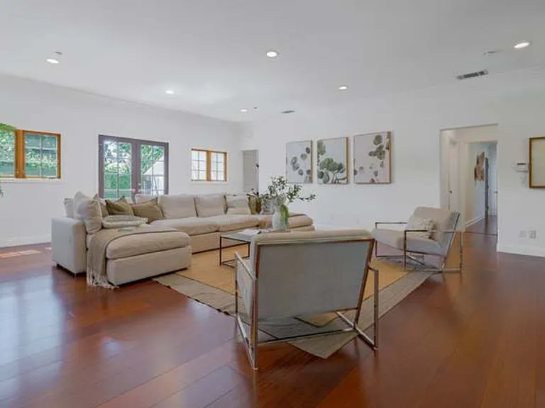 1050 Roxbury Rd — Photo 9
