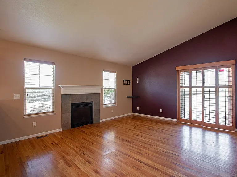 1076 Fairfield Ave — Photo 10