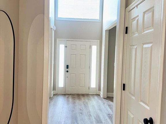 4th image of 2887 Montview Dr SW