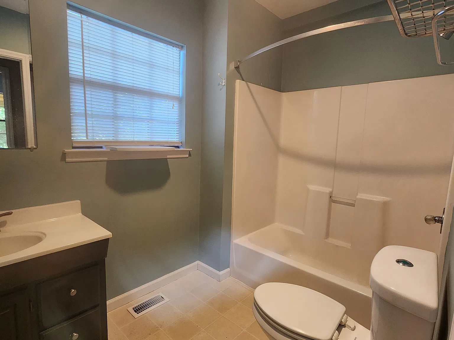 3 bed, 975 sqft, $1,450 — Photo 3