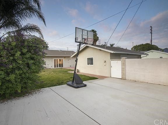 4th image of 5065 Lincoln Ave
