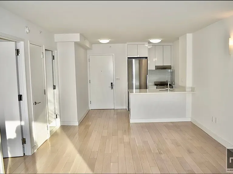 2740 21st St #3B — Photo 2