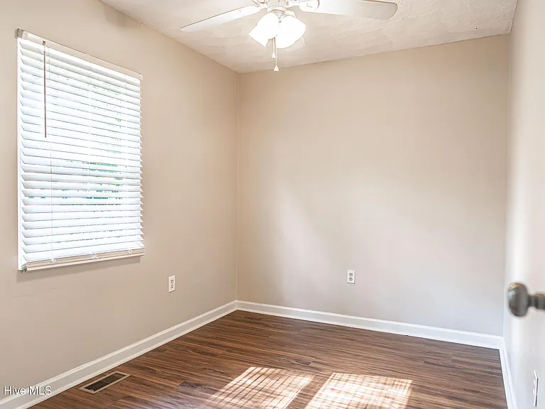 620 E New England Ave — Photo 12