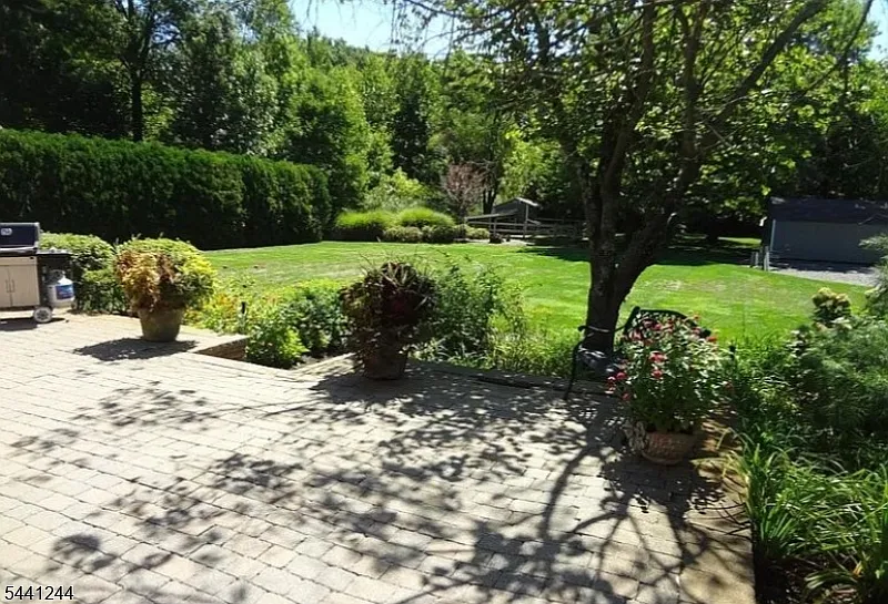 4 bed, 2.5 bath, $5,200 — Photo 2