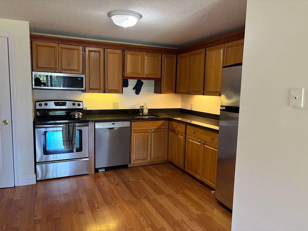 2 bed, 1.0 bath, 804 sqft, $2,300 — Photo 2